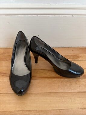 Bandolino Black Patent Round-Toe Mid Heel Pumps Size 9